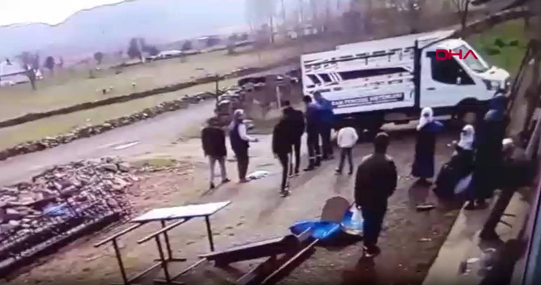 Spiral makinesiyle kesmeye çalıştıkları varil bomba gibi patladı
