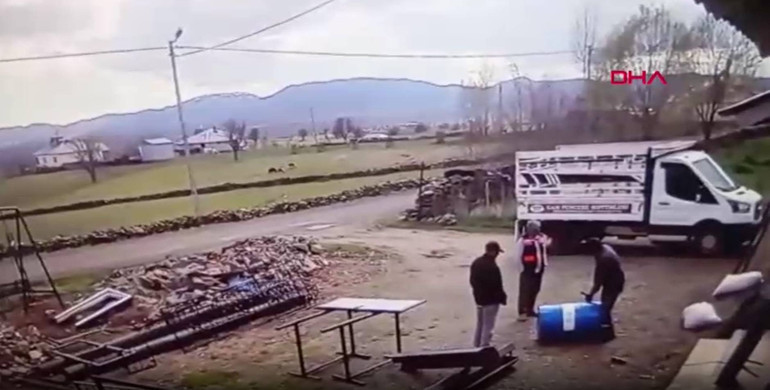 Spiral makinesiyle kesmeye çalıştıkları varil bomba gibi patladı