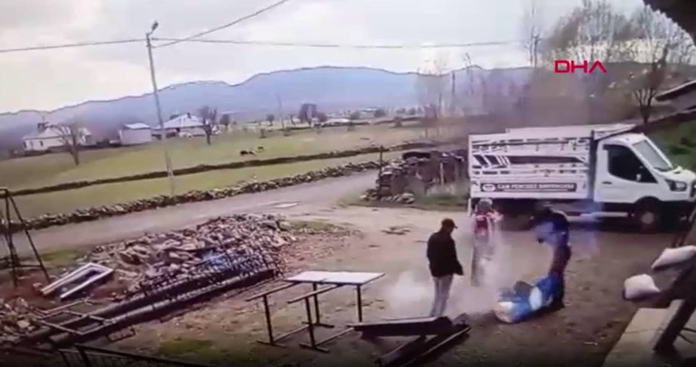 Spiral makinesiyle kesmeye çalıştıkları varil bomba gibi patladı