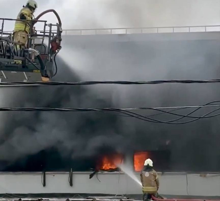 Sancaktepede iş merkezinde yangın