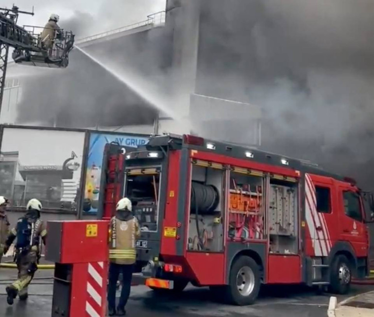 Sancaktepede iş merkezinde yangın