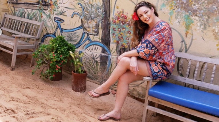 Artık evli bir kadınım diyerek oyunculuğu bırakmıştı... Şimdi kocasıyla birlikte bir orada bir burada paşa gönlünün keyfine bakıyor