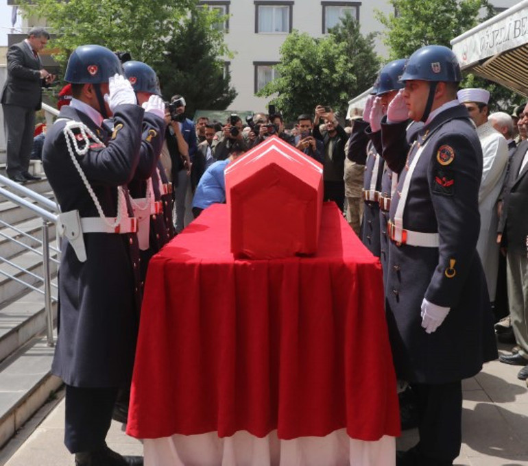 Eğitim faaliyetindeki kazada şehit olan astsubay toprağa verildi