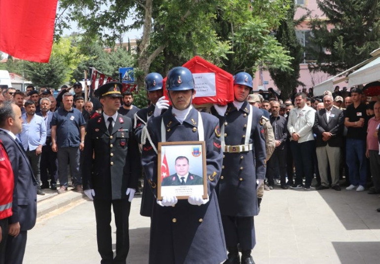 Eğitim faaliyetindeki kazada şehit olan astsubay toprağa verildi