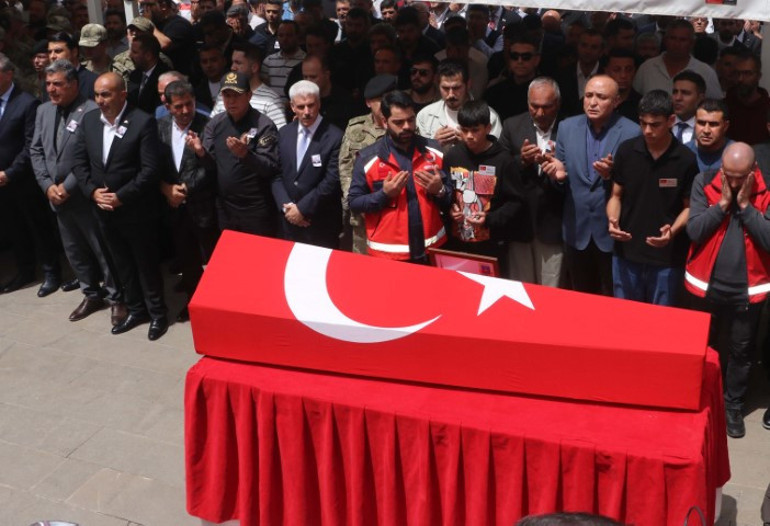 Eğitim faaliyetindeki kazada şehit olan astsubay toprağa verildi