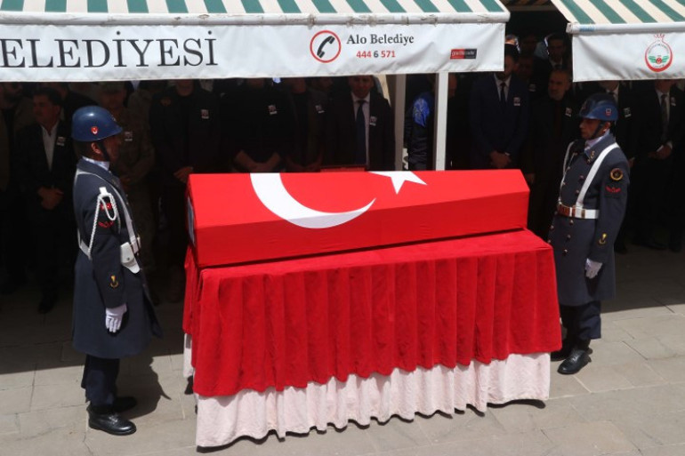 Eğitim faaliyetindeki kazada şehit olan astsubay toprağa verildi