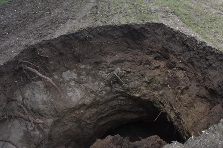 Konyada vatandaşların korkulu rüyası olmuştu... Bu sefer Sivasta yaşandı: 7 metre çapında, 8 metre derinliğinde