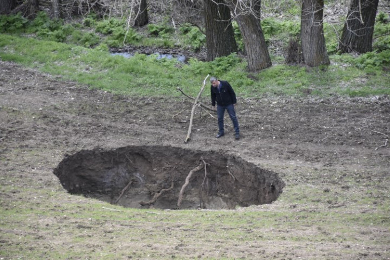 Konyada vatandaşların korkulu rüyası olmuştu... Bu sefer Sivasta yaşandı: 7 metre çapında, 8 metre derinliğinde