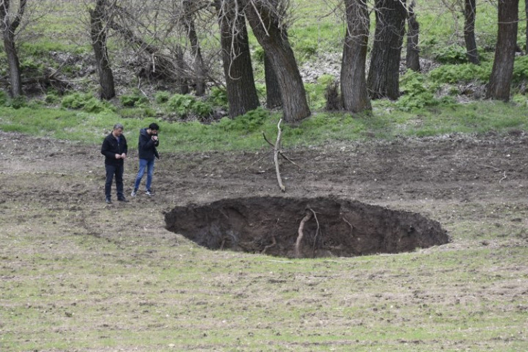 Konyada vatandaşların korkulu rüyası olmuştu... Bu sefer Sivasta yaşandı: 7 metre çapında, 8 metre derinliğinde