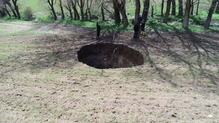 Konyada vatandaşların korkulu rüyası olmuştu... Bu sefer Sivasta yaşandı: 7 metre çapında, 8 metre derinliğinde