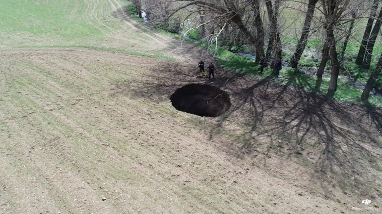 Konyada vatandaşların korkulu rüyası olmuştu... Bu sefer Sivasta yaşandı: 7 metre çapında, 8 metre derinliğinde