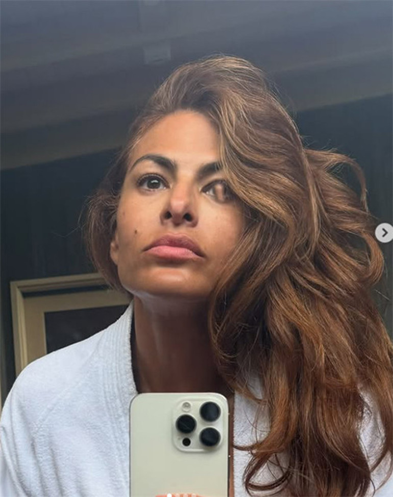 O şimdi büyük aşkıyla birlikte kendi çocuklarını büyütüyor... Mesleğini kendi isteğiyle feda etti... Ama hızla akıp giden yıllar güzelliğini elinden alamadı