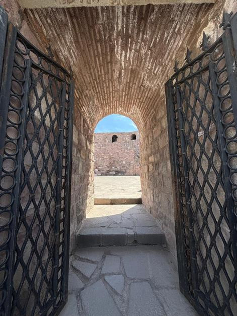 Surdaki çatlak artık yok