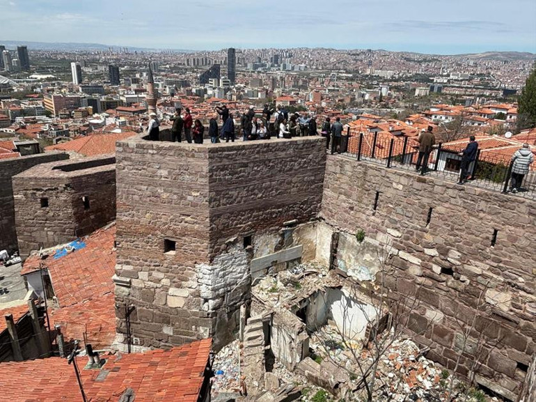 Surdaki çatlak artık yok