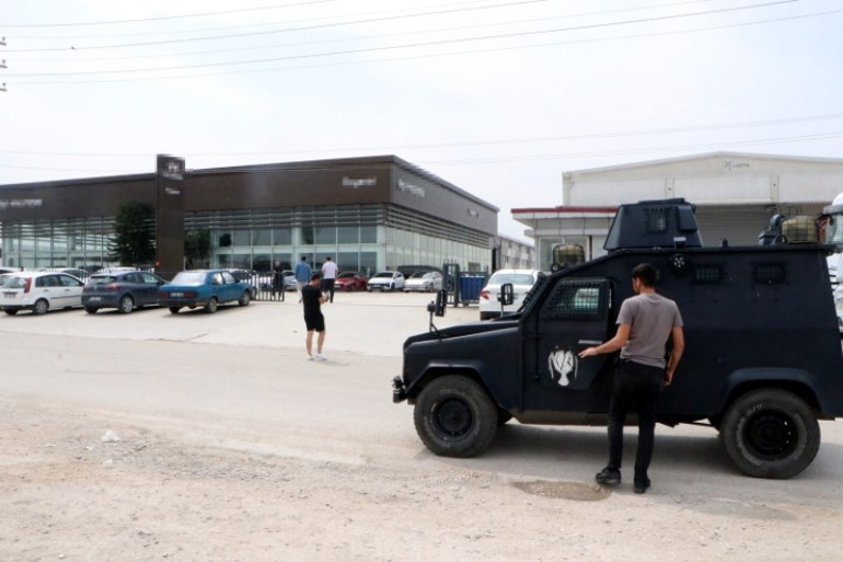 Sıfır otomobilleri ellerinden alındı Satış danışmanının kurbanı oldular... Kurduğu tezgahı ailesine ve patronuna itiraf edip canına kıydı