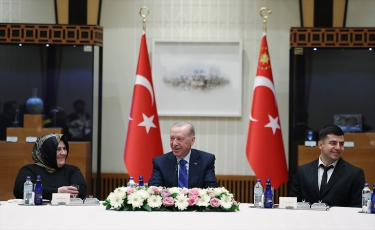 Cumhurbaşkanı Erdoğan, işçileri kabul etti: Çalışanlarımızın haklarını korumak önceliğimiz oldu
