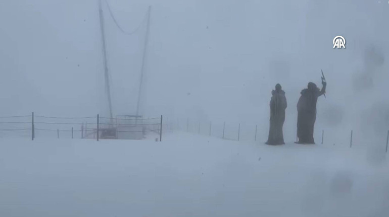 Mayıs ayında kar sürprizi: Tesise gelenler büyük şaşkınlık yaşadı