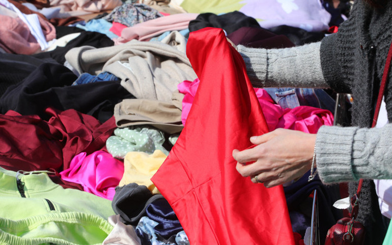 Satın aldığı kıyafeti giydi ve hayatı altüst oldu Sakın bunu yapmayın O kıyafetler mikrop içinde yüzüyor”