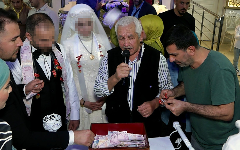 Davetli gibi düğüne gitti, takı töreninde paraları çalıp gelin ve damada su ikram etti