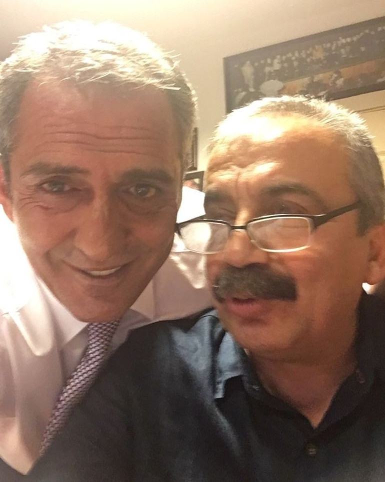 Ünlü isimlerden Sırrı Süreyya Öndere veda Dostları onu yalnız bırakmadı...