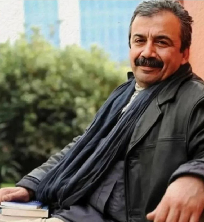 Ünlü isimlerden Sırrı Süreyya Öndere veda Dostları onu yalnız bırakmadı...