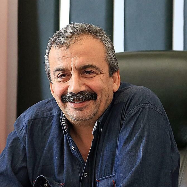 Ünlü isimlerden Sırrı Süreyya Öndere veda Dostları onu yalnız bırakmadı...