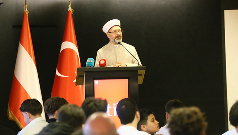 Erbaş, Viyana’da Türk toplumunun temsilcileriyle buluştu