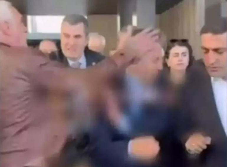 Sırrı Süreyya Önderin anma töreninde provokasyon: Özgür Özel saldırıya uğradı