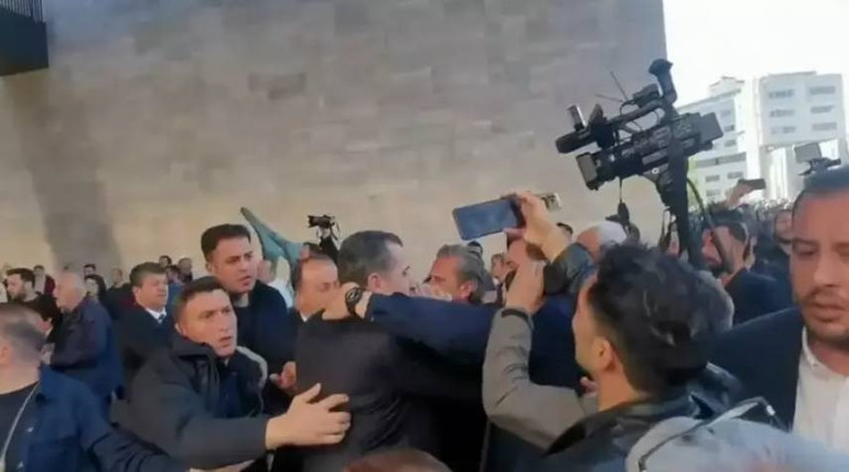 Sırrı Süreyya Önderin anma töreninde provokasyon: Özgür Özel saldırıya uğradı