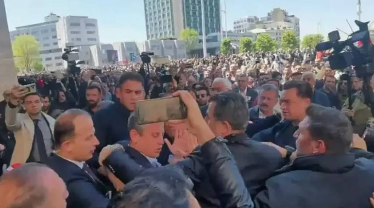 Sırrı Süreyya Önderin anma töreninde provokasyon: Özgür Özel saldırıya uğradı