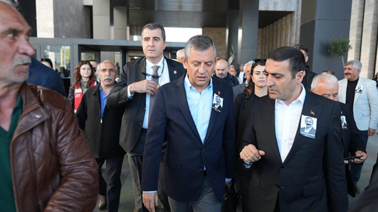 Sırrı Süreyya Önderin anma töreninde provokasyon: Özgür Özel saldırıya uğradı