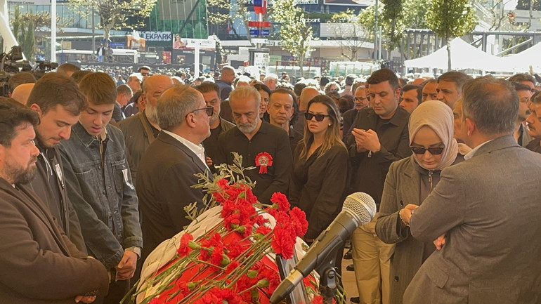 Ünlü isimlerden Sırrı Süreyya Öndere veda Dostları onu yalnız bırakmadı...