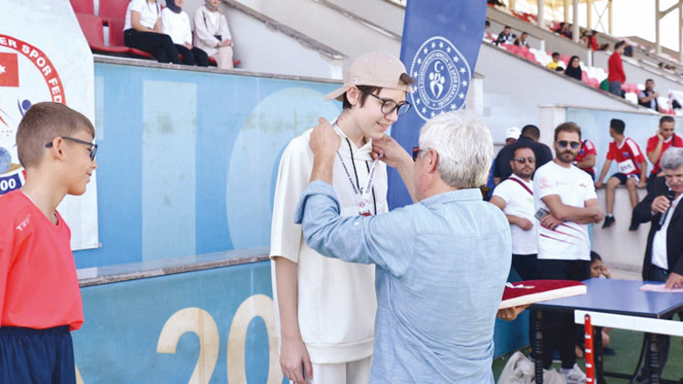 Azmi ışığı oldu