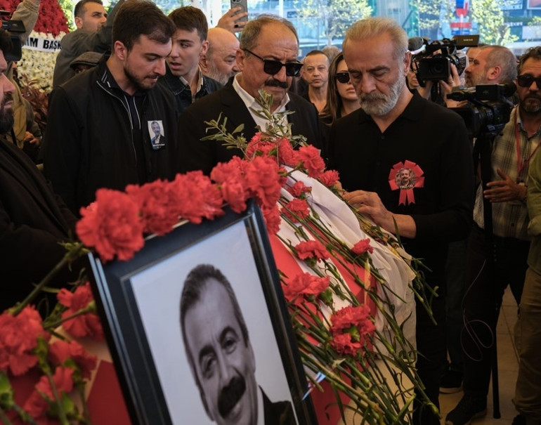 Tabutun başına geldi, gözyaşlarına boğuldu Bu ülke büyük bir ustayı kaybetti