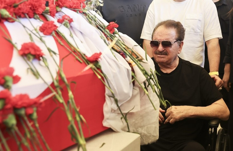 Tabutun başına geldi, gözyaşlarına boğuldu Bu ülke büyük bir ustayı kaybetti