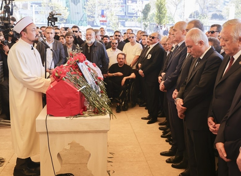 Tabutun başına geldi, gözyaşlarına boğuldu Bu ülke büyük bir ustayı kaybetti