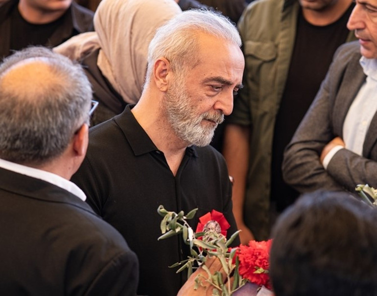 Tabutun başına geldi, gözyaşlarına boğuldu Bu ülke büyük bir ustayı kaybetti