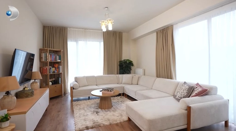 Bir zamanların çocuk oyuncusu şimdi kızlarıyla bu evde yaşıyor