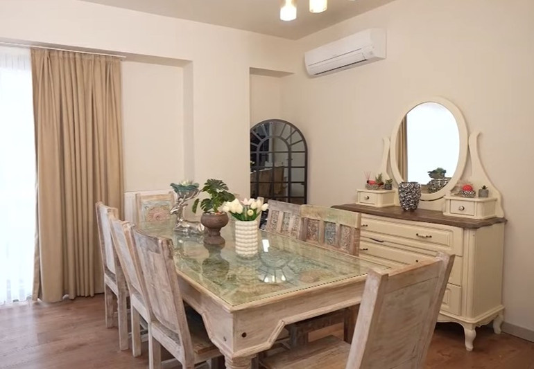 Bir zamanların çocuk oyuncusu şimdi kızlarıyla bu evde yaşıyor