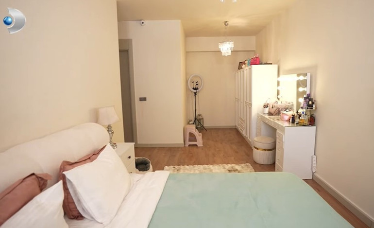 Bir zamanların çocuk oyuncusu şimdi kızlarıyla bu evde yaşıyor