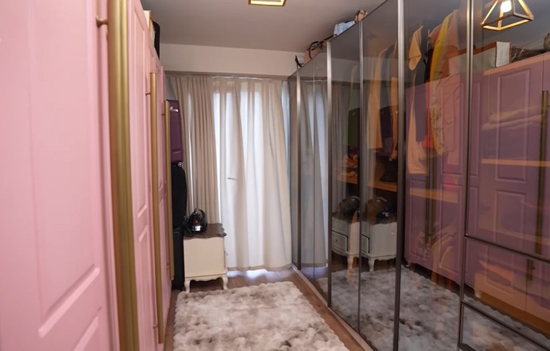 Bir zamanların çocuk oyuncusu şimdi kızlarıyla bu evde yaşıyor