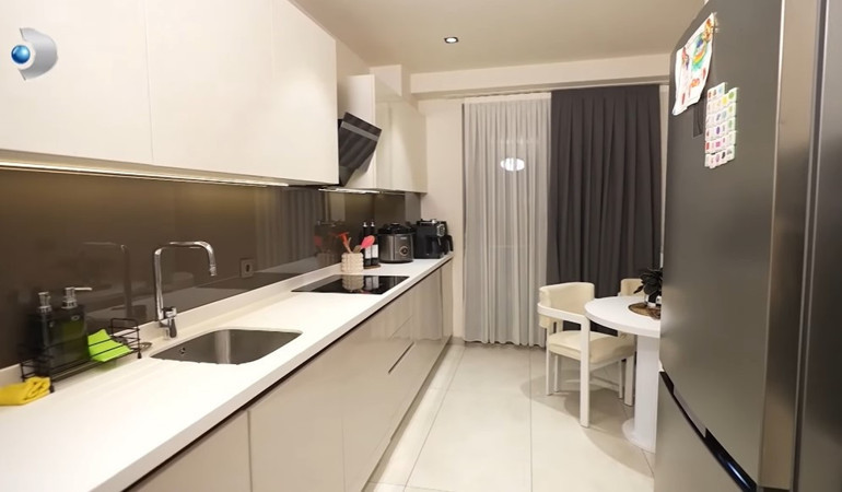 Bir zamanların çocuk oyuncusu şimdi kızlarıyla bu evde yaşıyor