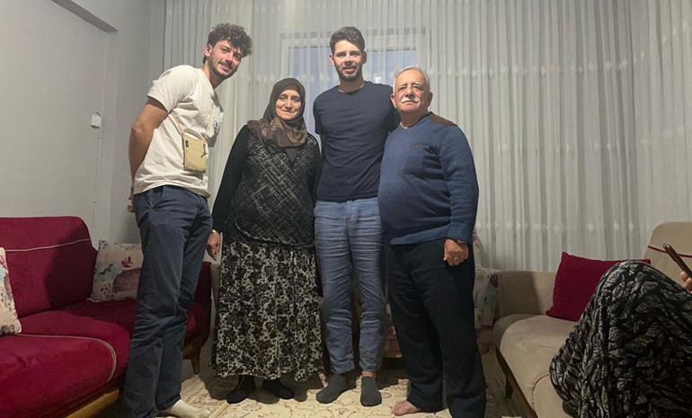 Depremzedeler için Türkiye’ye gelen 2 Fransız’ı evinde ağırladı