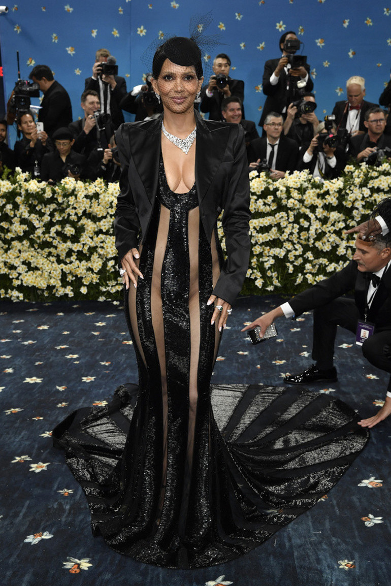 Met Gala 2025: Yılın davetinde sürpriz dolu unutulmaz anlar… Kırmızı halıya karnı burnunda gelenler, makyajsız çıkanlar ve aşkını ilan edenler