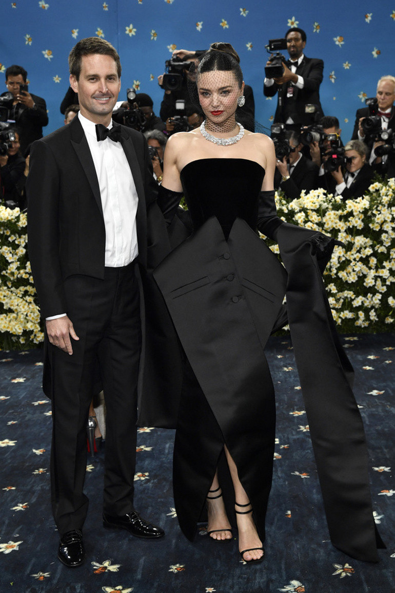 Met Gala 2025: Yılın davetinde sürpriz dolu unutulmaz anlar… Kırmızı halıya karnı burnunda gelenler, makyajsız çıkanlar ve aşkını ilan edenler