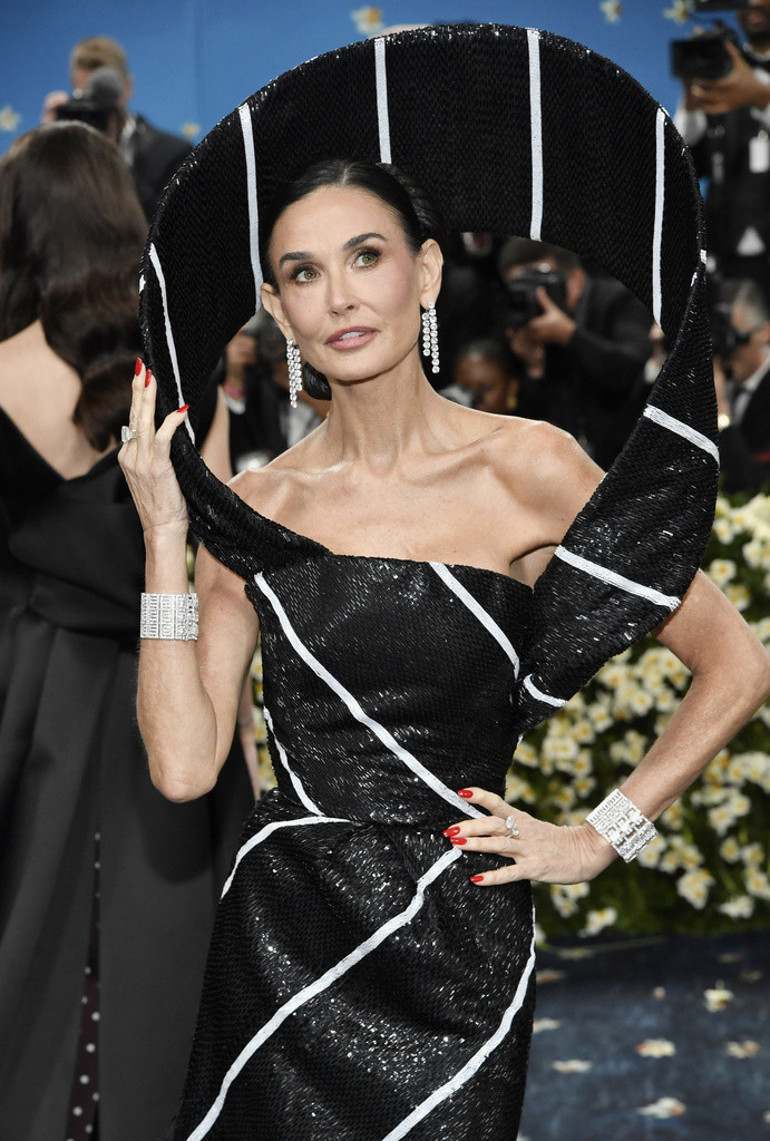 Met Gala 2025: Yılın davetinde sürpriz dolu unutulmaz anlar… Kırmızı halıya karnı burnunda gelenler, makyajsız çıkanlar ve aşkını ilan edenler