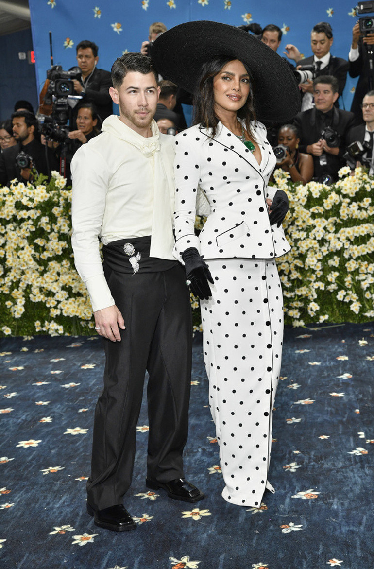 Met Gala 2025: Yılın davetinde sürpriz dolu unutulmaz anlar… Kırmızı halıya karnı burnunda gelenler, makyajsız çıkanlar ve aşkını ilan edenler