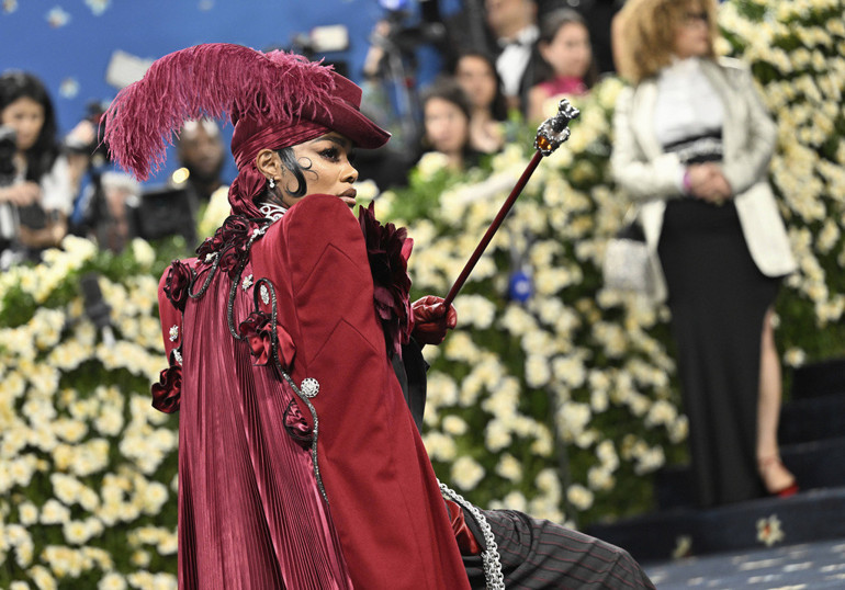 Met Gala 2025: Yılın davetinde sürpriz dolu unutulmaz anlar… Kırmızı halıya karnı burnunda gelenler, makyajsız çıkanlar ve aşkını ilan edenler