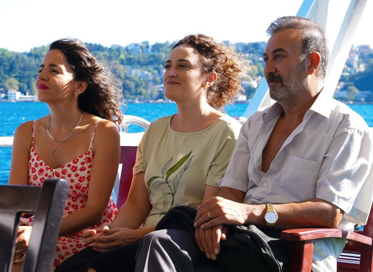 Sıcak Büfe ismi gibi sıcak bir komedi, oynarken çok eğlendim