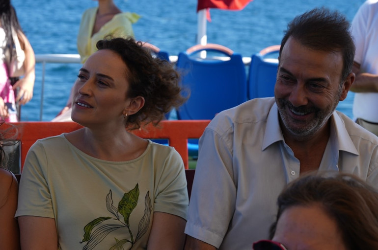 Sıcak Büfe ismi gibi sıcak bir komedi, oynarken çok eğlendim